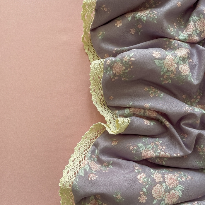 91家纺网 家纺一手货源 找家纺 一比一 2025新款针织双层纱镂空花边夏被四件套 豆蔻年华