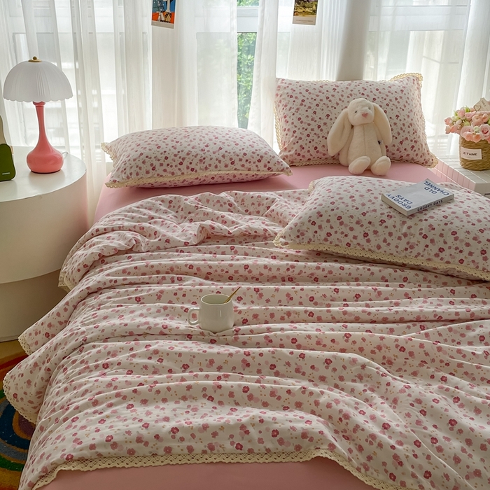 91家纺网 家纺一手货源 找家纺 一比一 2025新款针织双层纱镂空花边夏被四件套 花语粉