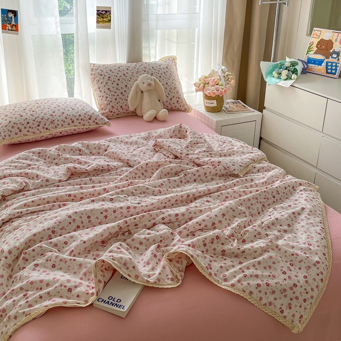 91家纺网 家纺一手货源 找家纺 一比一 2025新款针织双层纱镂空花边夏被四件套 花语粉