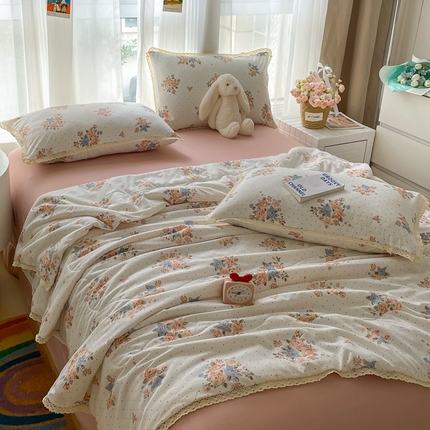 一比一 2025新款针织双层纱镂空花边夏被四件套 繁花似锦