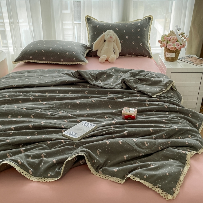 91家纺网 家纺一手货源 找家纺 一比一 2025新款针织双层纱镂空花边夏被四件套 复古樱桃