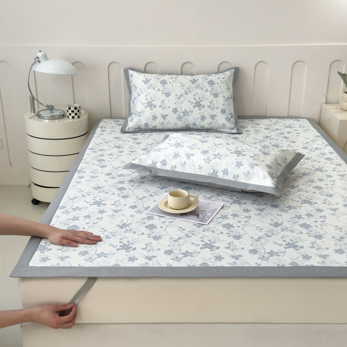 91家纺网 家纺一手货源 找家纺 倾慕家纺 2025年新款600D丝滑冰丝凉席-床席款 花点点蓝