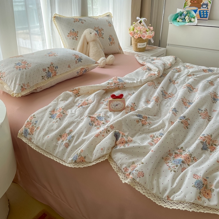 91家纺网 家纺一手货源 找家纺 一比一 2025新款针织双层纱镂空花边夏被四件套 繁花似锦