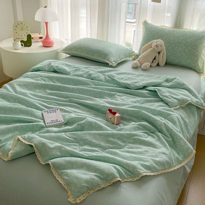 91家纺网 家纺一手货源 找家纺 一比一 2025新款针织双层纱镂空花边夏被四件套 冰心兰