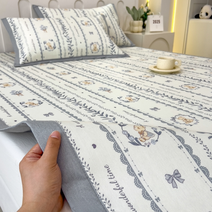 91家纺网 家纺一手货源 找家纺 倾慕家纺 2026年新款600D丝滑冰丝凉席-床席款 法式小熊