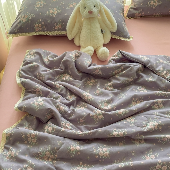 91家纺网 家纺一手货源 找家纺 一比一 2025新款针织双层纱镂空花边夏被四件套 豆蔻年华