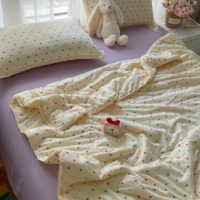 91家纺网 家纺一手货源 找家纺 一比一 2025新款针织双层纱镂空花边夏被四件套 彩色心心