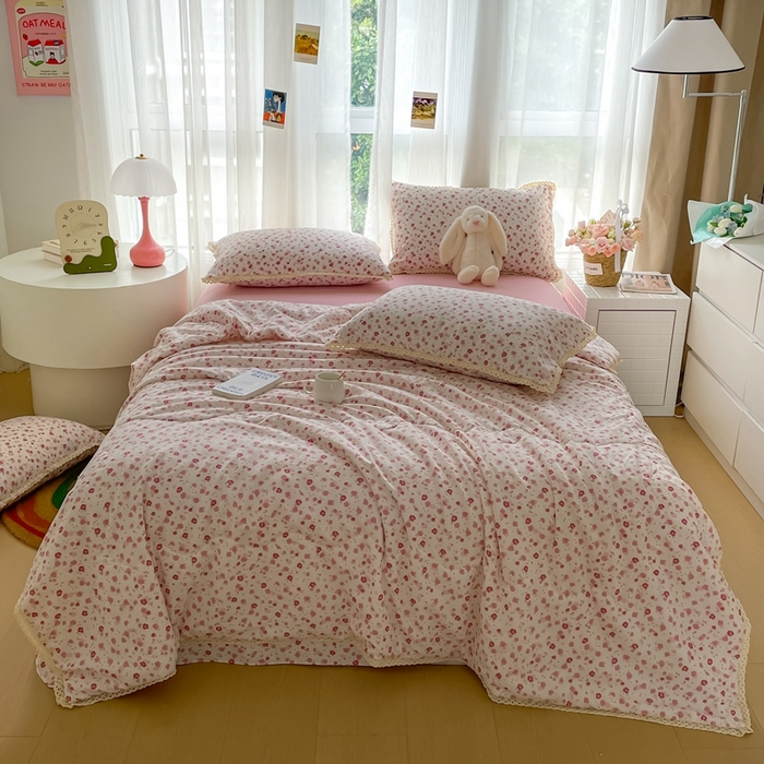 91家纺网 家纺一手货源 找家纺 一比一 2025新款针织双层纱镂空花边夏被四件套 花语粉