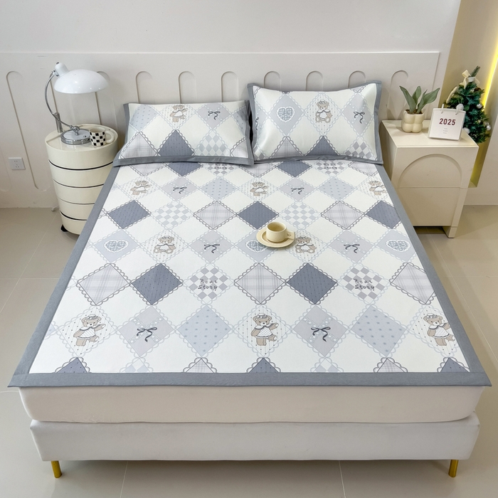 91家纺网 家纺一手货源 找家纺 倾慕家纺 2025年新款600D丝滑冰丝凉席-床席款 灵心小熊