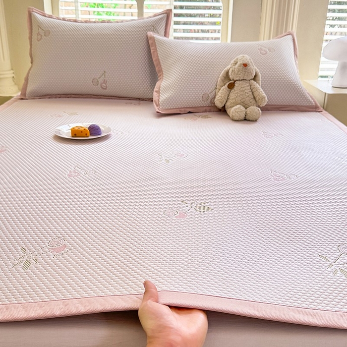 91家纺网 家纺一手货源 找家纺 绒世界 2025新款A类提花凉感豆豆复合凉席套件 提花豆豆-樱桃