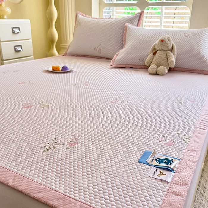 91家纺网 家纺一手货源 找家纺 绒世界 2025新款A类提花凉感豆豆复合凉席套件 提花豆豆-樱桃