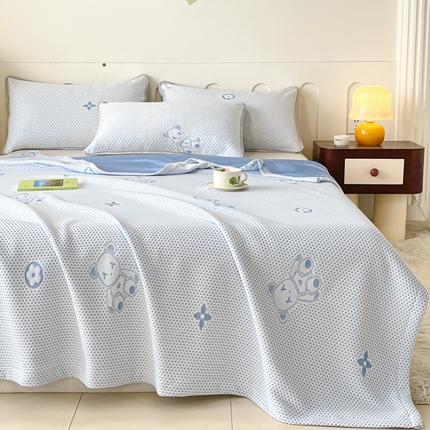 91家纺网 家纺一手货源 找家纺 卡伦家纺2025凉豆豆冰丝毯系列 小熊——蓝