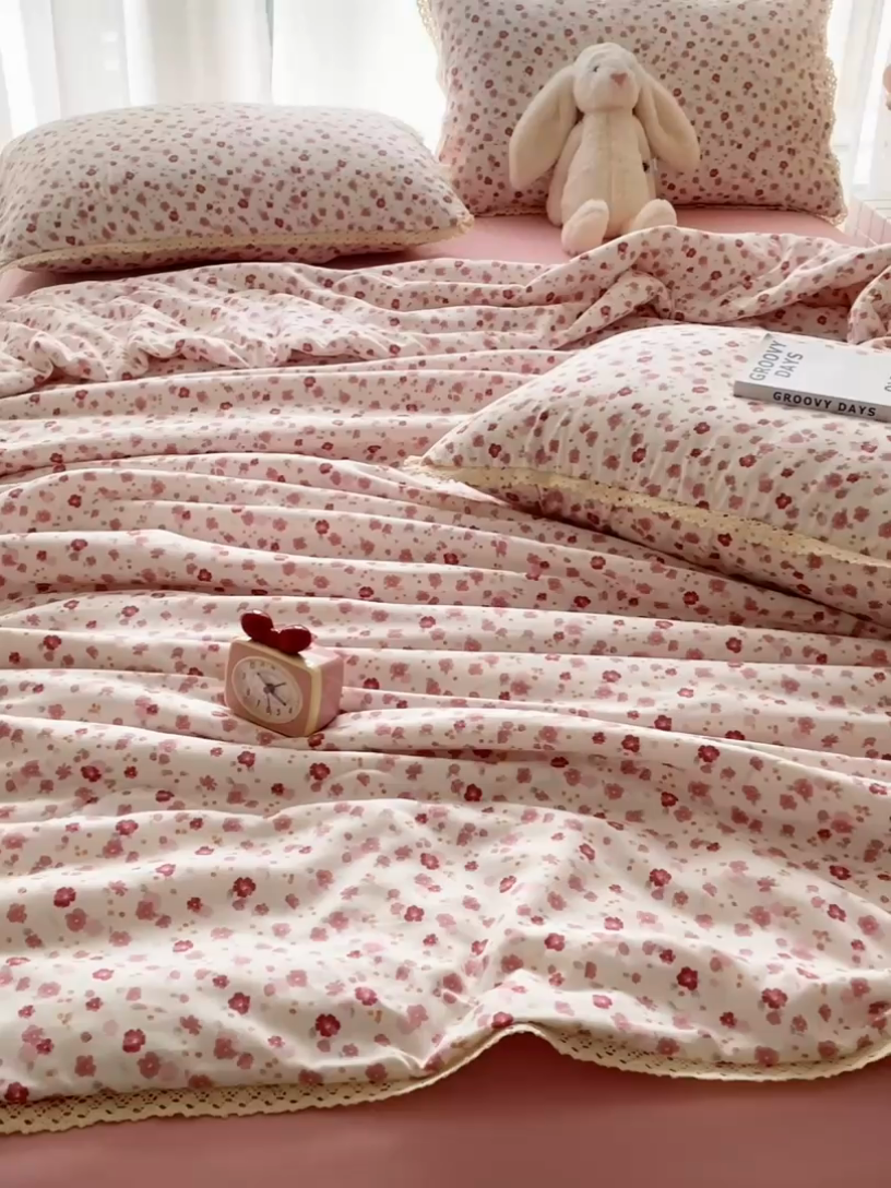 91家纺网 家纺一手货源 找家纺 一比一 2025新款针织双层纱镂空花边夏被四件套 花语粉