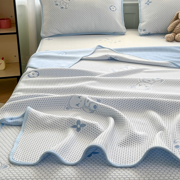 91家纺网 家纺一手货源 找家纺 绘萱家居 2025爆款冰凉豆豆凉席夏被四件套三件套床笠款冰丝软席子 暴力熊-蓝