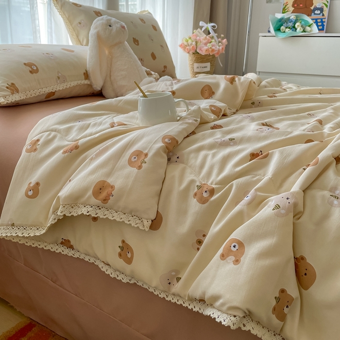 91家纺网 家纺一手货源 找家纺 一比一 2025新款针织双层纱镂空花边夏被四件套 蛋糕熊