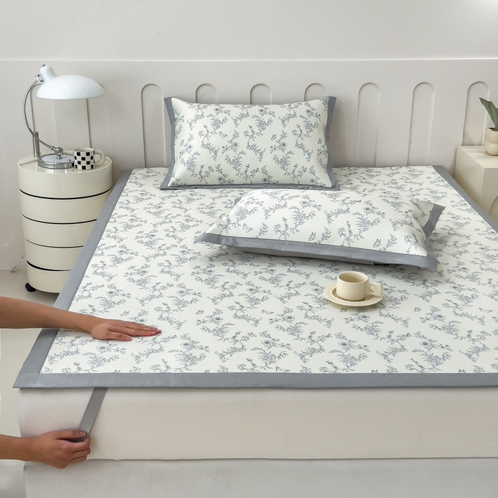 91家纺网 家纺一手货源 找家纺 倾慕家纺 2025年新款600D丝滑冰丝凉席-床席款 连理枝蓝