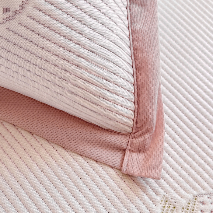 91家纺网 家纺一手货源 找家纺 绒世界 2025新款A类提花凉感豆豆复合凉席套件 提花豆豆-草莓