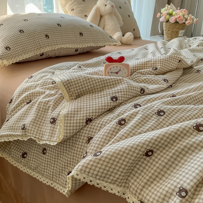 91家纺网 家纺一手货源 找家纺 一比一 2025新款针织双层纱镂空花边夏被四件套 格子小熊