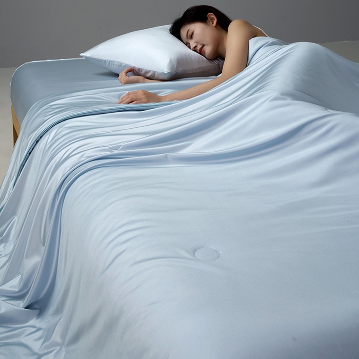 91家纺网 家纺一手货源 找家纺 莱福仕家纺 2025新款A类莹丝流光蚕丝系列夏被 晴苍蓝