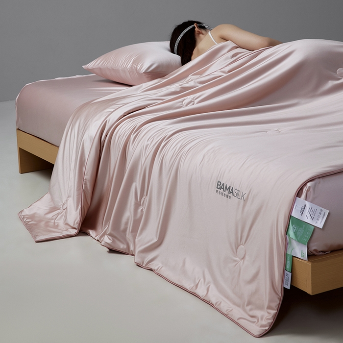 91家纺网 家纺一手货源 找家纺 莱福仕家纺 2025新款A类莹丝流光蚕丝系列夏被 莱德粉