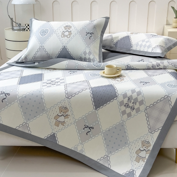 91家纺网 家纺一手货源 找家纺 倾慕家纺 2025年新款600D丝滑冰丝凉席-床席款 灵心小熊