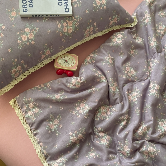 91家纺网 家纺一手货源 找家纺 一比一 2025新款针织双层纱镂空花边夏被四件套 豆蔻年华