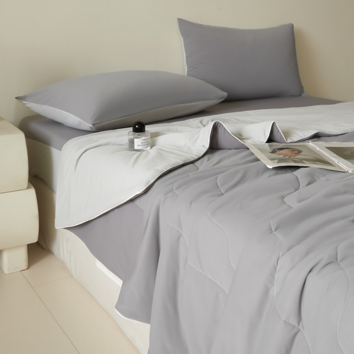 91家纺网 家纺一手货源 找家纺 圣梦莱羽绒家纺 2025春夏新款A类锦氨凉感丝高克重冰丝夏凉被亲肤丝绸被芯 清冷月亮灰