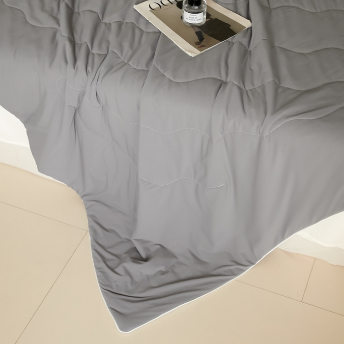 91家纺网 家纺一手货源 找家纺 圣梦莱羽绒家纺 2025春夏新款A类锦氨凉感丝高克重冰丝夏凉被亲肤丝绸被芯 清冷月亮灰