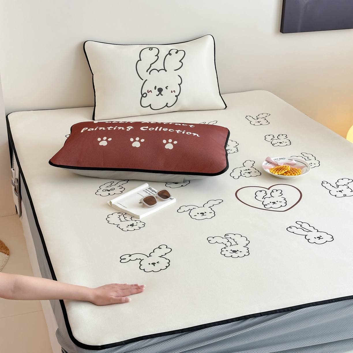 91家纺网 家纺一手货源 找家纺 三味舒屋 2025新款小清新设计师款印花冰藤席凉席席子 潦草兔 床笠