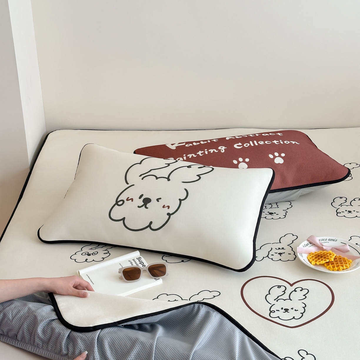 91家纺网 家纺一手货源 找家纺 三味舒屋 2025新款小清新设计师款印花冰藤席凉席席子 潦草兔 床笠