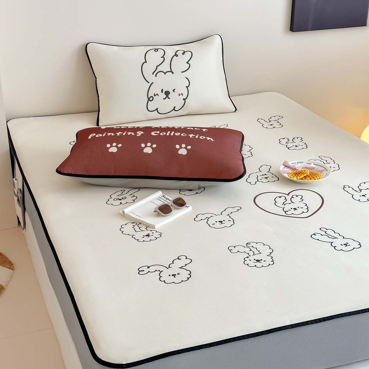 91家纺网 家纺一手货源 找家纺 三味舒屋 2025新款小清新设计师款印花冰藤席凉席席子 潦草兔 床笠