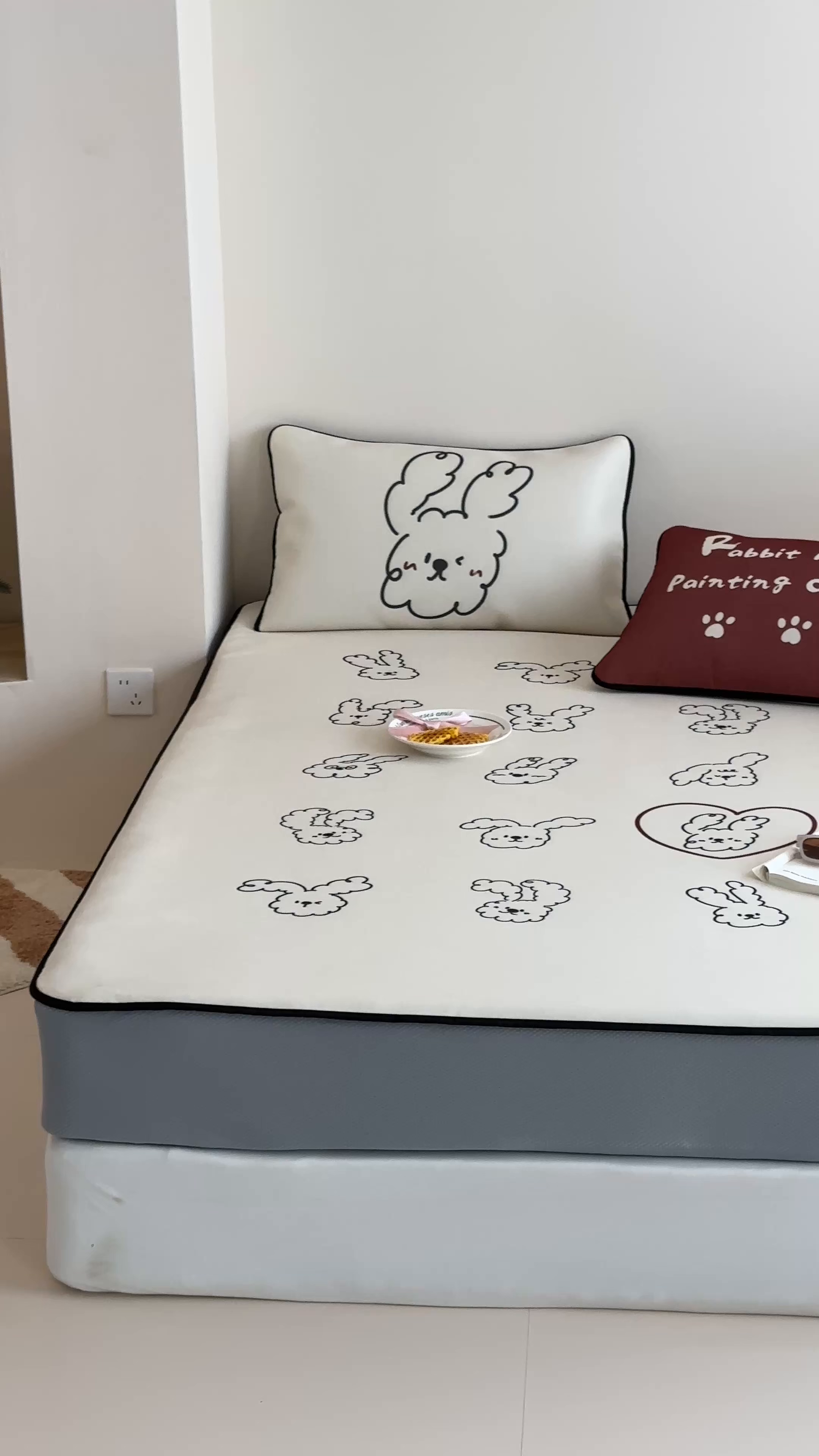 91家纺网 家纺一手货源 找家纺 三味舒屋 2025新款小清新设计师款印花冰藤席凉席席子 潦草兔 床笠