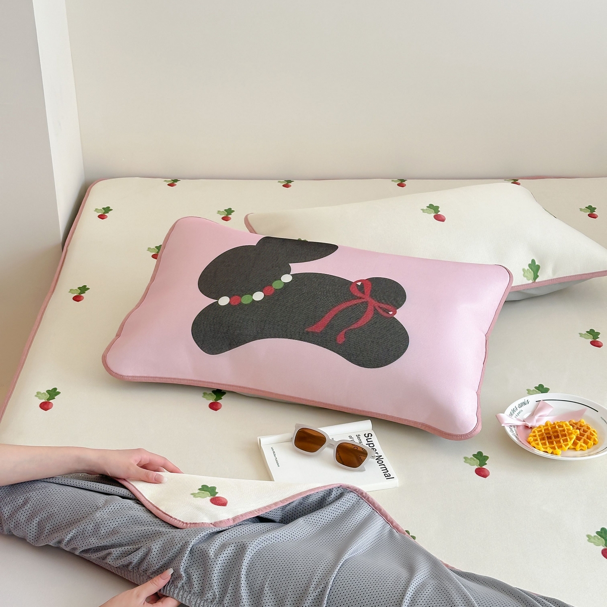 91家纺网 家纺一手货源 找家纺 三味舒屋 2025新款小清新设计师款印花冰藤席凉席席子 萝卜兔 床笠