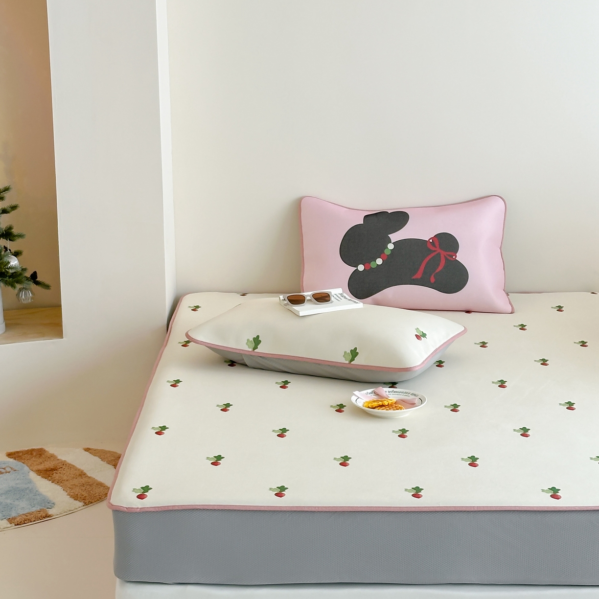 91家纺网 家纺一手货源 找家纺 三味舒屋 2025新款小清新设计师款印花冰藤席凉席席子 萝卜兔 床笠