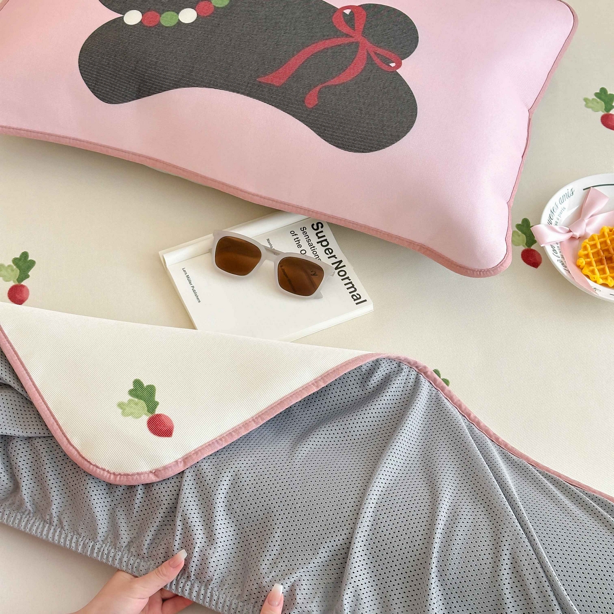 91家纺网 家纺一手货源 找家纺 三味舒屋 2025新款小清新设计师款印花冰藤席凉席席子 萝卜兔 床笠