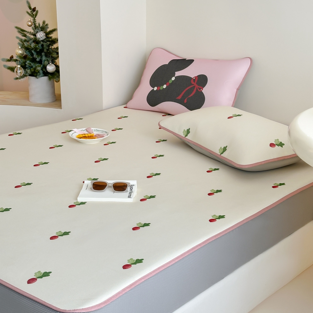 91家纺网 家纺一手货源 找家纺 三味舒屋 2025新款小清新设计师款印花冰藤席凉席席子 萝卜兔 床笠