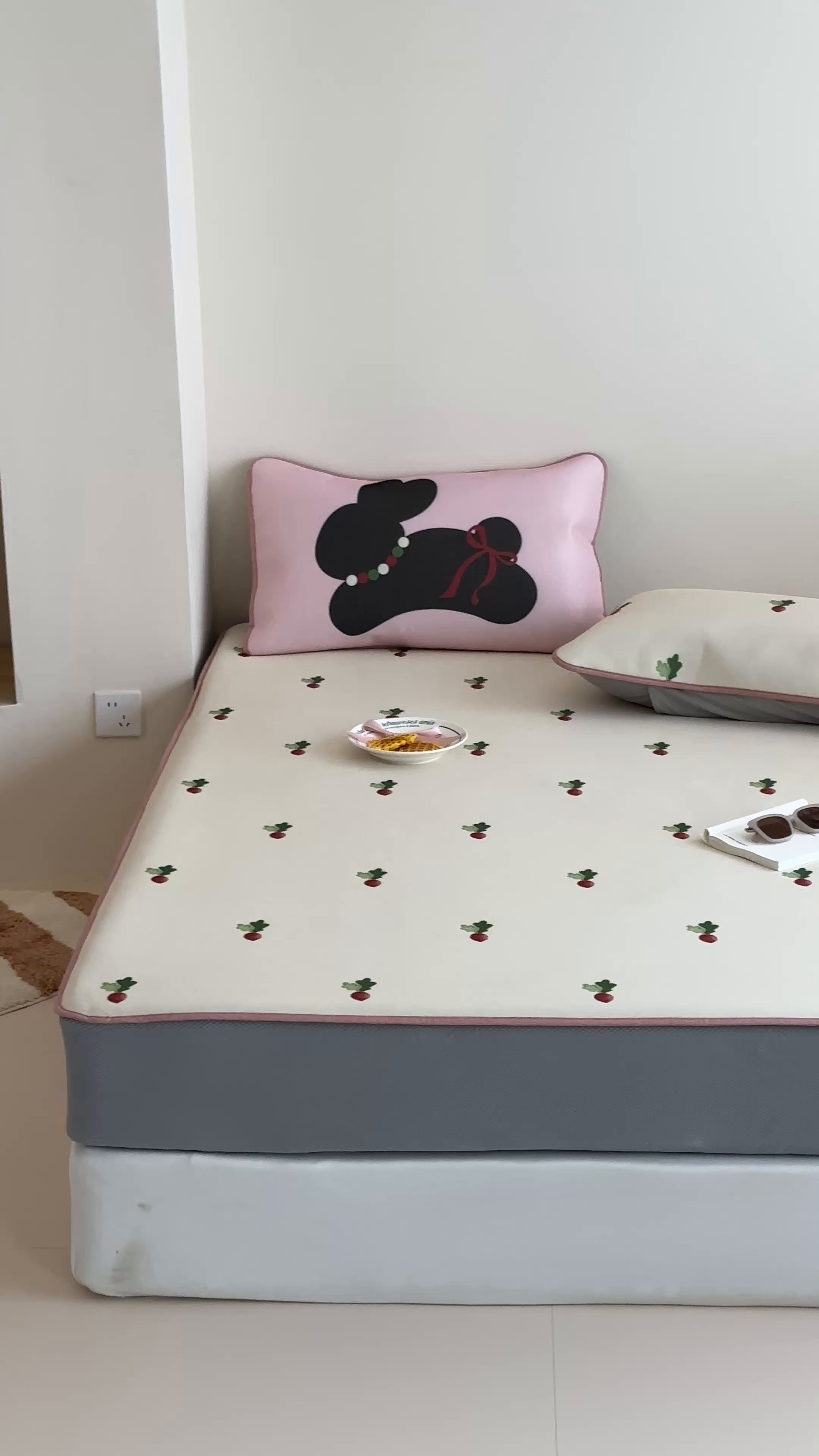 91家纺网 家纺一手货源 找家纺 三味舒屋 2025新款小清新设计师款印花冰藤席凉席席子 萝卜兔 床笠