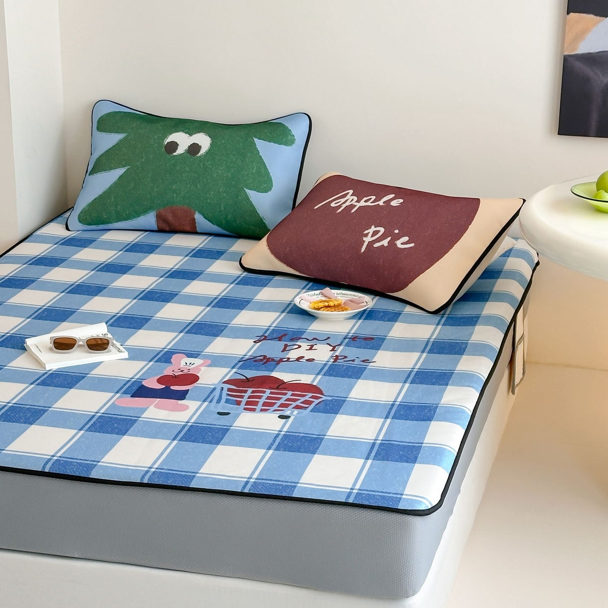 91家纺网 家纺一手货源 找家纺 三味舒屋 2025新款小清新设计师款印花冰藤席凉席席子 苹果派 床笠