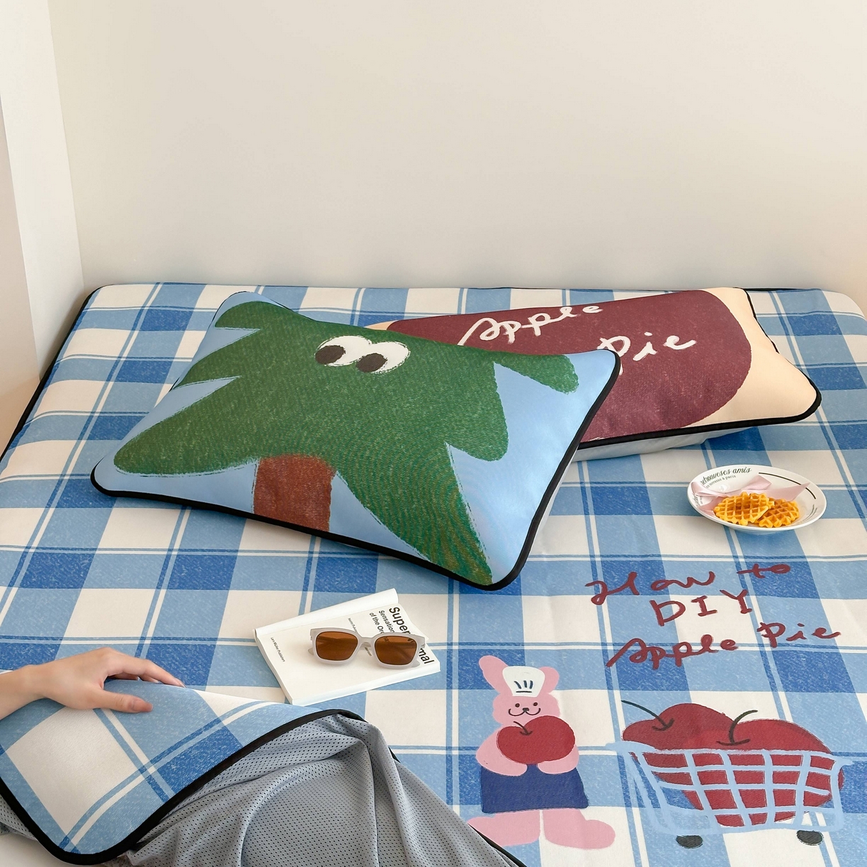 91家纺网 家纺一手货源 找家纺 三味舒屋 2025新款小清新设计师款印花冰藤席凉席席子 苹果派 床笠