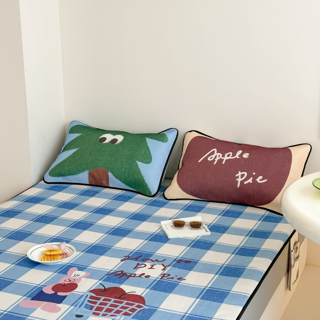 91家纺网 家纺一手货源 找家纺 三味舒屋 2025新款小清新设计师款印花冰藤席凉席席子 苹果派 床笠