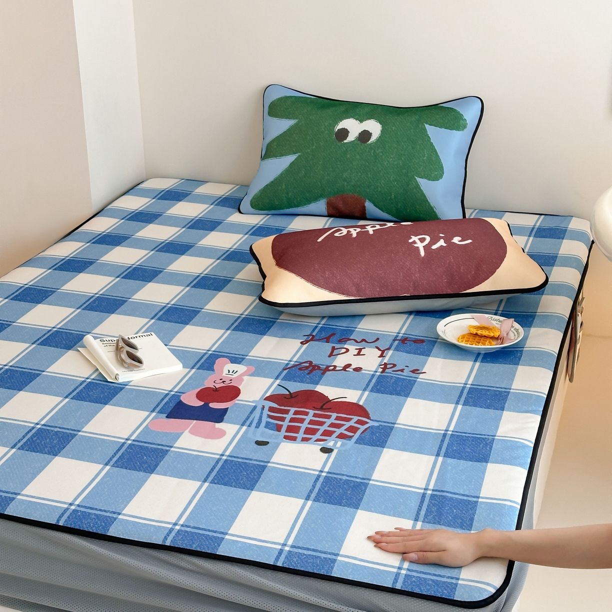 91家纺网 家纺一手货源 找家纺 三味舒屋 2025新款小清新设计师款印花冰藤席凉席席子 苹果派 床笠