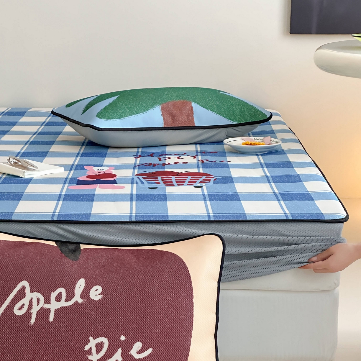 91家纺网 家纺一手货源 找家纺 三味舒屋 2025新款小清新设计师款印花冰藤席凉席席子 苹果派 床笠