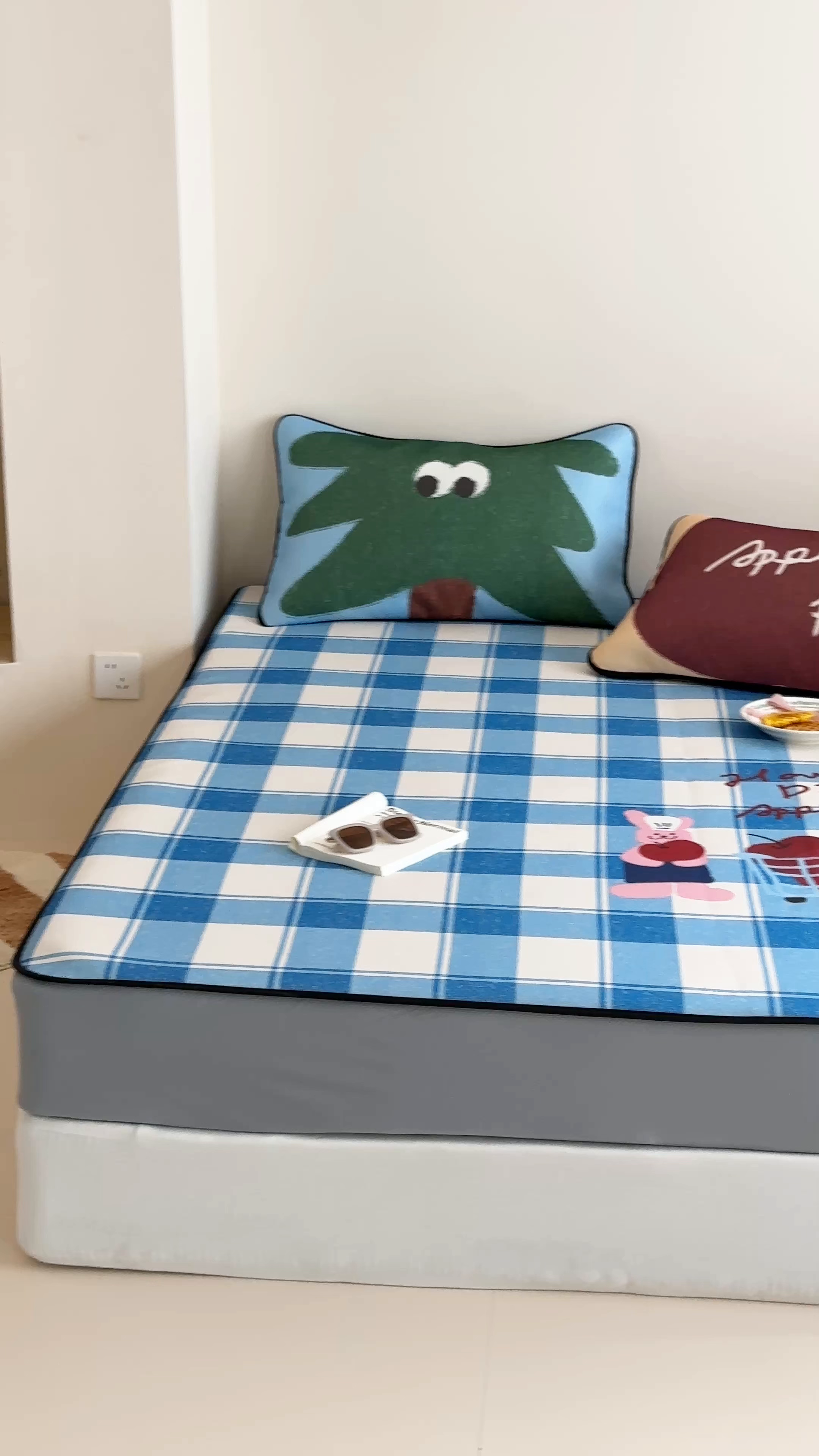 91家纺网 家纺一手货源 找家纺 三味舒屋 2025新款小清新设计师款印花冰藤席凉席席子 苹果派 床笠