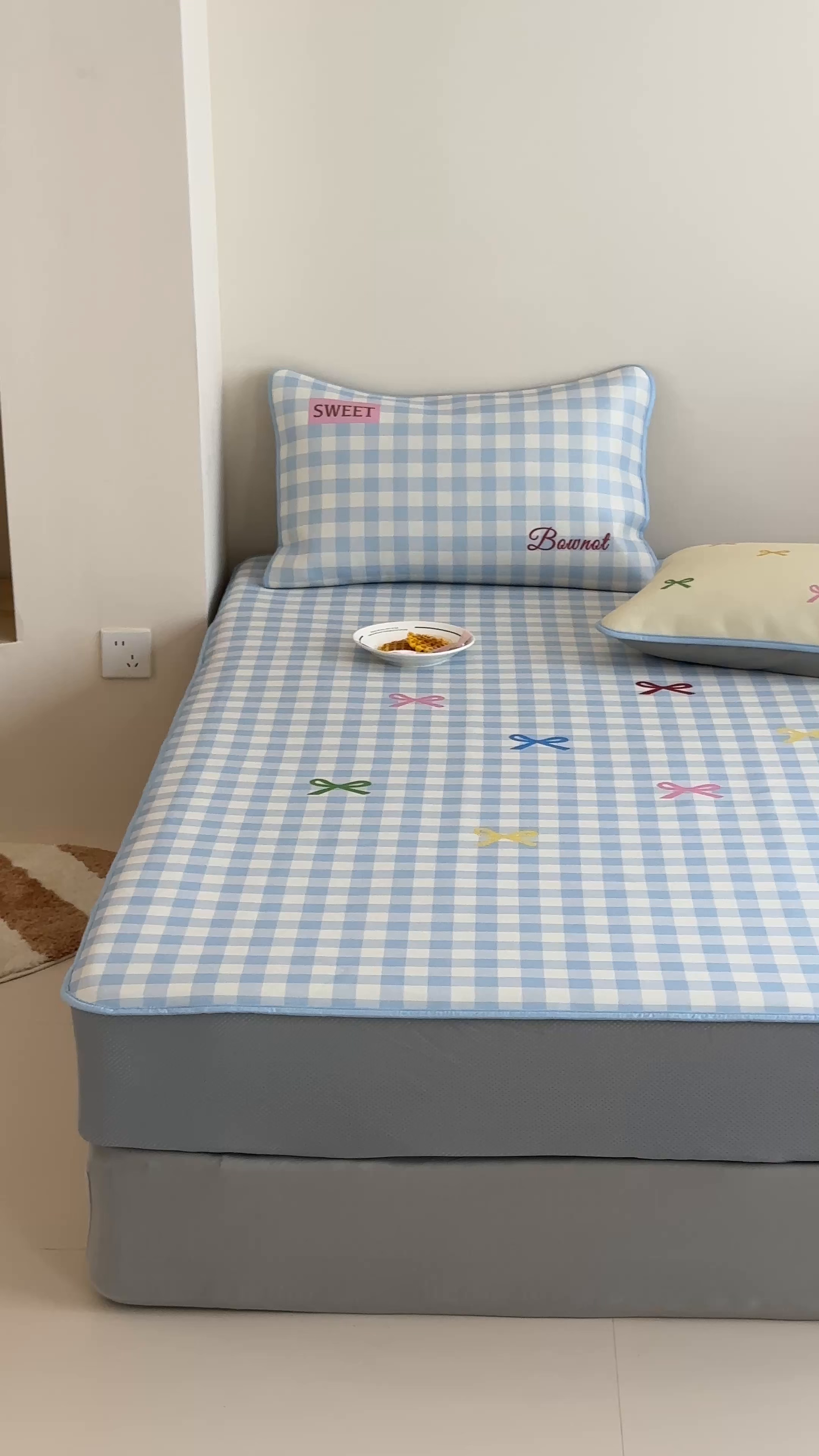 91家纺网 家纺一手货源 找家纺 三味舒屋 2025新款小清新设计师款印花冰藤席凉席席子 小蓝屿 床笠