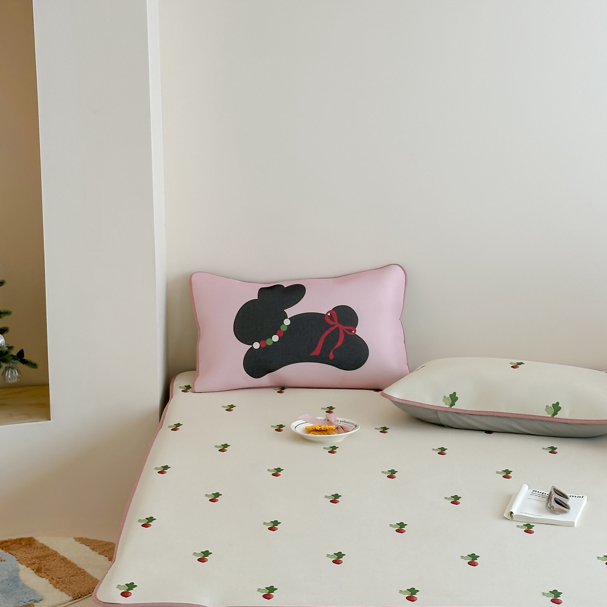 91家纺网 家纺一手货源 找家纺 三味舒屋 2025新款小清新设计师款印花冰藤席凉席席子 萝卜兔 床席