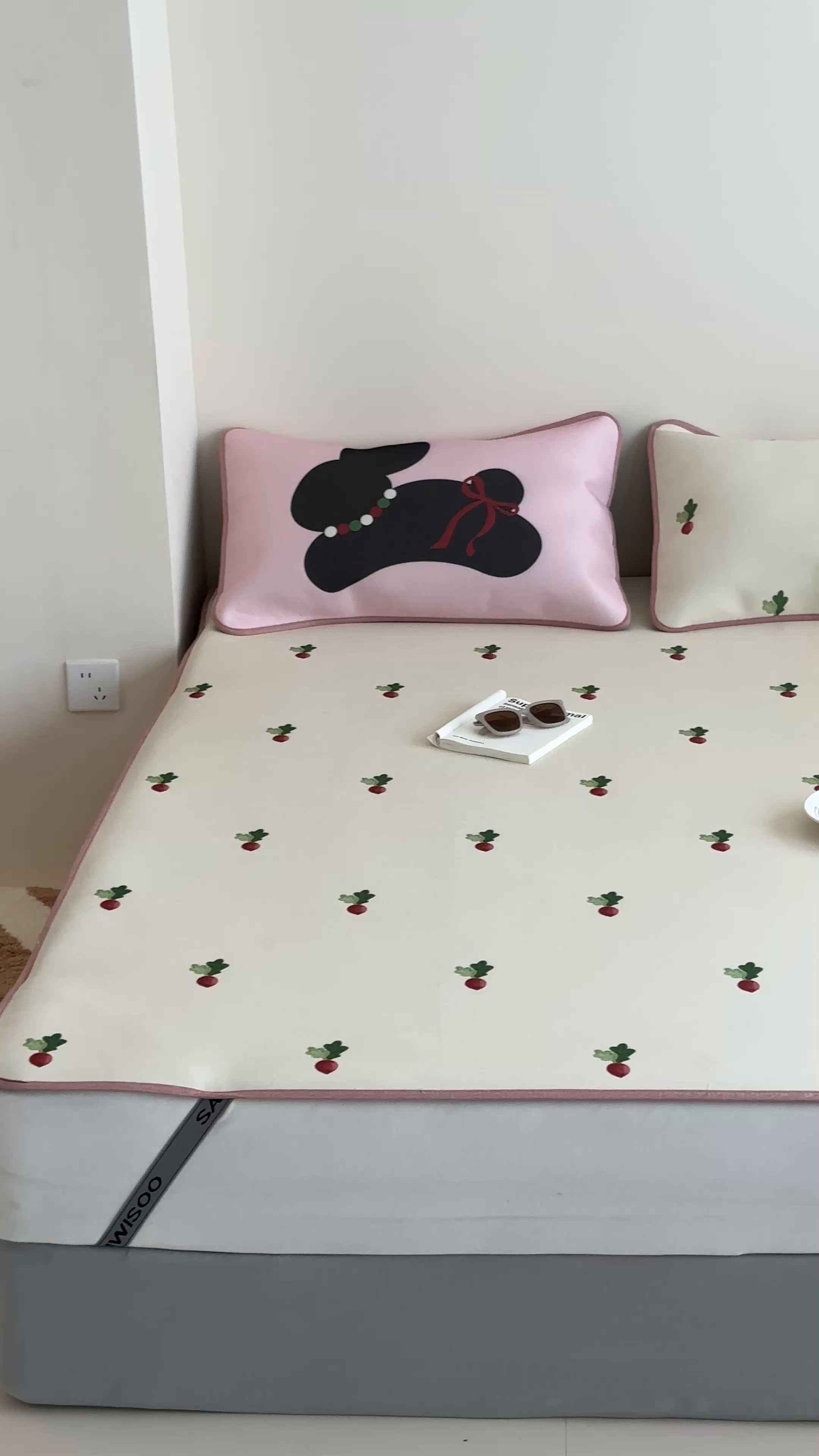 91家纺网 家纺一手货源 找家纺 三味舒屋 2025新款小清新设计师款印花冰藤席凉席席子 萝卜兔 床席