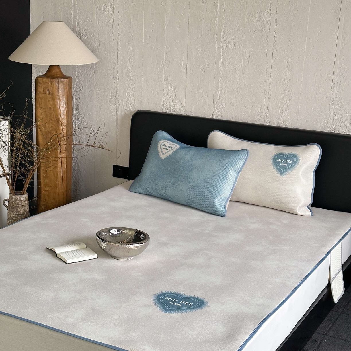 91家纺网 家纺一手货源 找家纺 三味舒屋 2025新款仲夏手札时尚印花冰藤凉席席子 仲夏手札米 床席