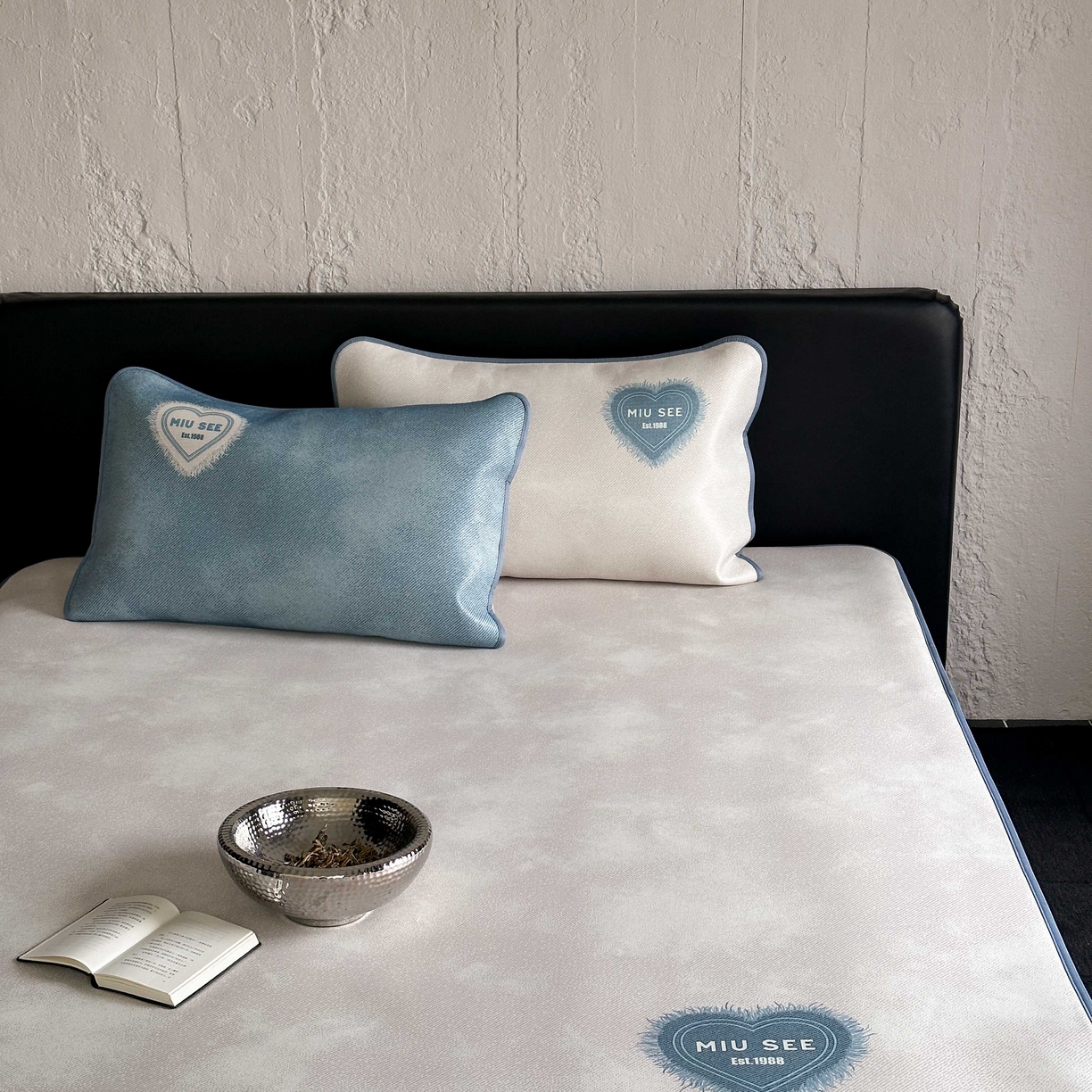 91家纺网 家纺一手货源 找家纺 三味舒屋 2025新款仲夏手札时尚印花冰藤凉席席子 仲夏手札米 床席