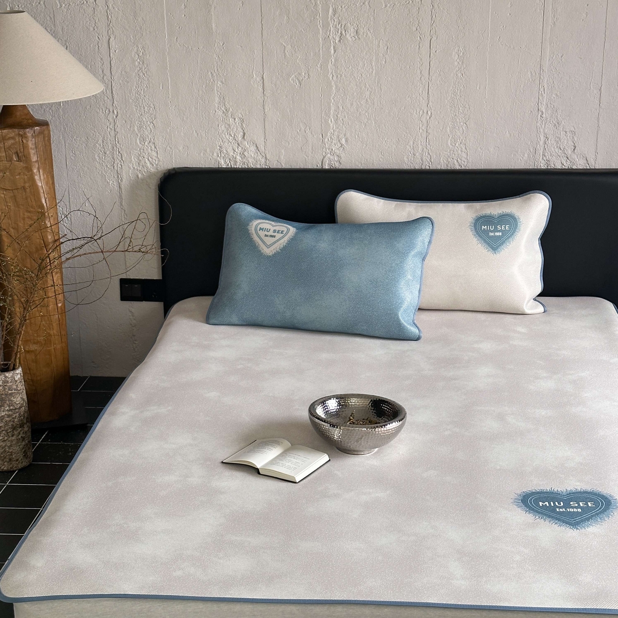 91家纺网 家纺一手货源 找家纺 三味舒屋 2025新款仲夏手札时尚印花冰藤凉席席子 仲夏手札米 床席