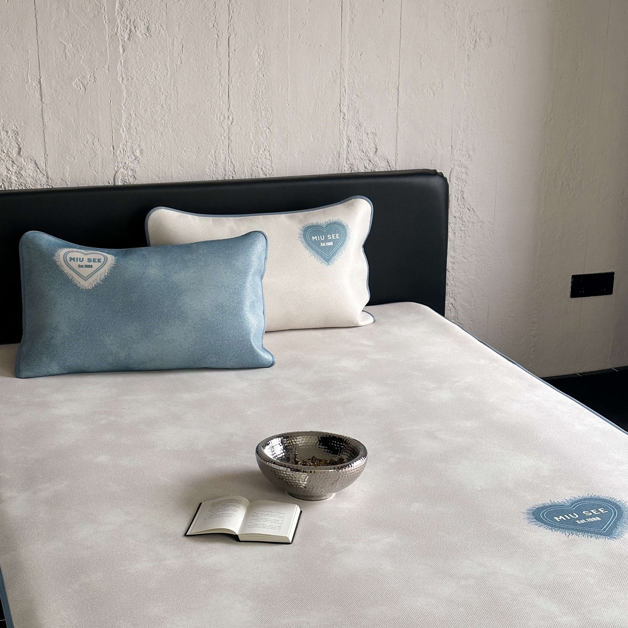 91家纺网 家纺一手货源 找家纺 三味舒屋 2025新款仲夏手札时尚印花冰藤凉席席子 仲夏手札米 床席